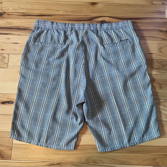Travis Mathews Plaid Golf Shorts Men's Size
W40 Inseam 12" Gray Silver - Picture 9 of 10